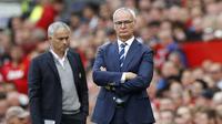 Pelatih Leicester City, Claudio Ranieri tengah serius menyaksikan anak asuhnya berlaga melawan Manchester United pada laga Premier League di Stadion Old Trafford, Sabtu (24/9/2016) WIB. (Reuters/Darren Staples)