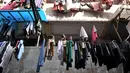 Anak-anak bermain di salah satu blok lama Rusunawa Penjaringan, Jakarta, Selasa (25/6/2019). Pemprov DKI Jakarta merelokasi 4.160 warga di 978 unit Rusunawa Penjaringan ke Rusunawa Rawa Buaya, Jakarta Barat dengan harga sewa baru Rp 505 ribu per bulan. (merdeka.com/Iqbal S. Nugroho)