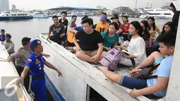 Petugas Polres Kepulauan Seribu mendatangi wisatawan yang akan berlibur ke Kepulauan Seribu di Kali Adem, Jakarta, Kamis (5/5). Dari hasil razia ditemukan sejumlah minuman keras. (Liputan6.com/Angga Yuniar) 