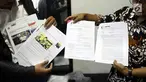 Jaringan Advokat Pengawal NKRI menunjukkan dokumen saat melapor kepada Mahkamah Kehormatan Dewan (MKD) terkait kasus penyebaran berita hoaks penganiayaan aktivis perempuan Ratna Sarumpaet di Jakarta, Kamis (4/10). (Liputan6.com/Johan Tallo)