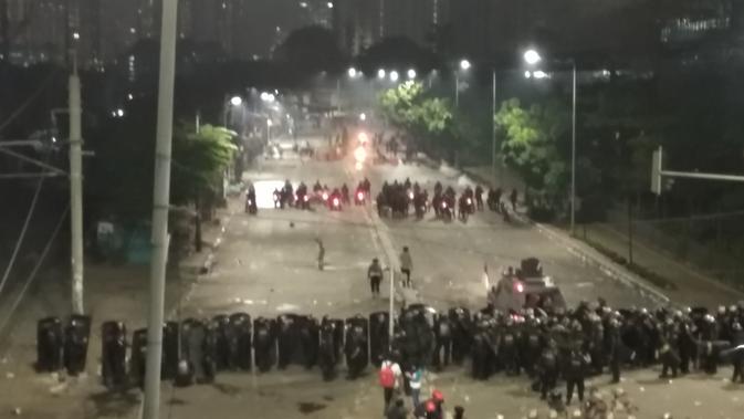 Massa aksi demo bertahan di kawasan Jalan Pejompongan. (Ahda Bayhaqi/Merdeka.com)