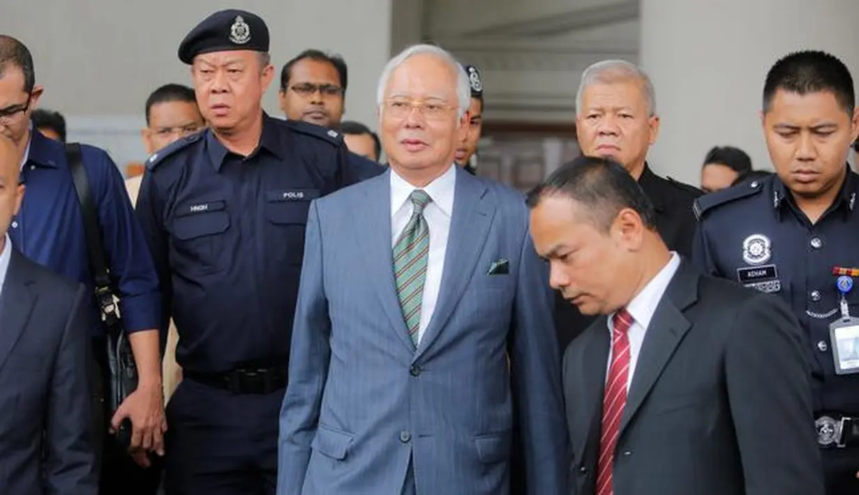 Mantan Perdana Menteri Malaysia, Najib Razak tiba di Pengadilan Tinggi Malaya, Kuala Lumpur, Rabu (8/8). Najib Razak akan dihadapkan dengan dakwaan baru di bawah undang-undang anti pencucian uang untuk kasus megakorupsi 1MDB. (AP/Yam G-Jun)