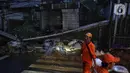 Luapan air menggerus pondasi yang robohnya sebuah pagar tembok. (Liputan6.com/Angga Yuniar)