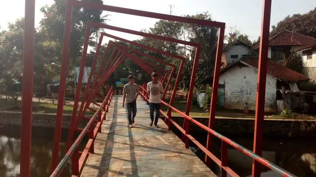 Jembatan merah di kawasan Situ Bandegit tengah dilewati warga sekitar