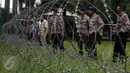  Aparat kepolisian berjaga saat berlangsungnya Aksi 212 - Jilid 2 di Kompleks Parlemen, Senayan, Jakarta, Senin (20/2). Kurang lebih 10 ribu Pasukan Prajurit Gabungan TNI-Polri di terjunkan saat Aksi tersebut. (Liputan6.com/Johan Tallo)