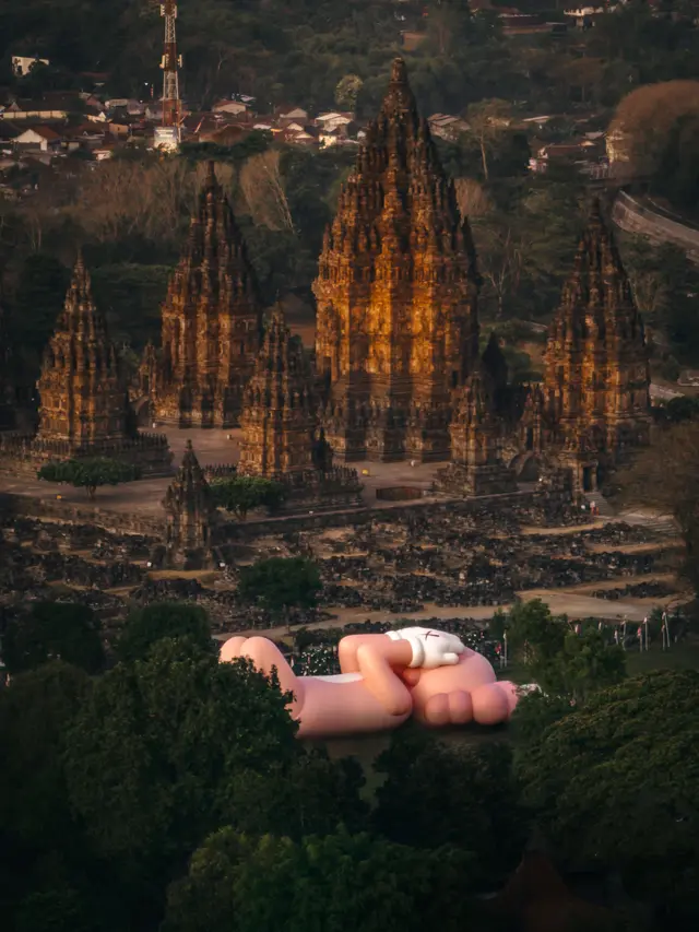 "KAWS: HOLIDAY" INDONESIA