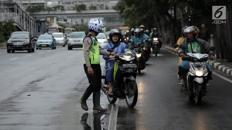 Polisi Tilang Pengendara Yang Melanggar Aturan Jalur Khusus Sepeda Motor