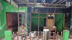 Seorang anak bermain di rumah yang rusak akibat terjangan banjir di kawasan  Balekambang, Kramatjati, Jakarta Timur, Selasa (30/4/2019). Sejumlah rumah warga di RT 005/RW 005 Balekambang rusak diterjang banjir yang terjadi pada 27 April 2019 lalu. (Liputan6.com/Herman Zakharia)