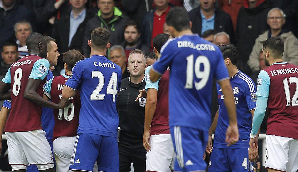 4. Jonathan Moss - Mungkin tindakannya tidak salah, namun menganulir gol Fabregas dan mengeluarkan Mourinho serta Matic dari lapangan telah membuat Chelsea terpuruk saat melawan West Ham. The Blues takluk 1-2. (AFP/Ian Kington)
