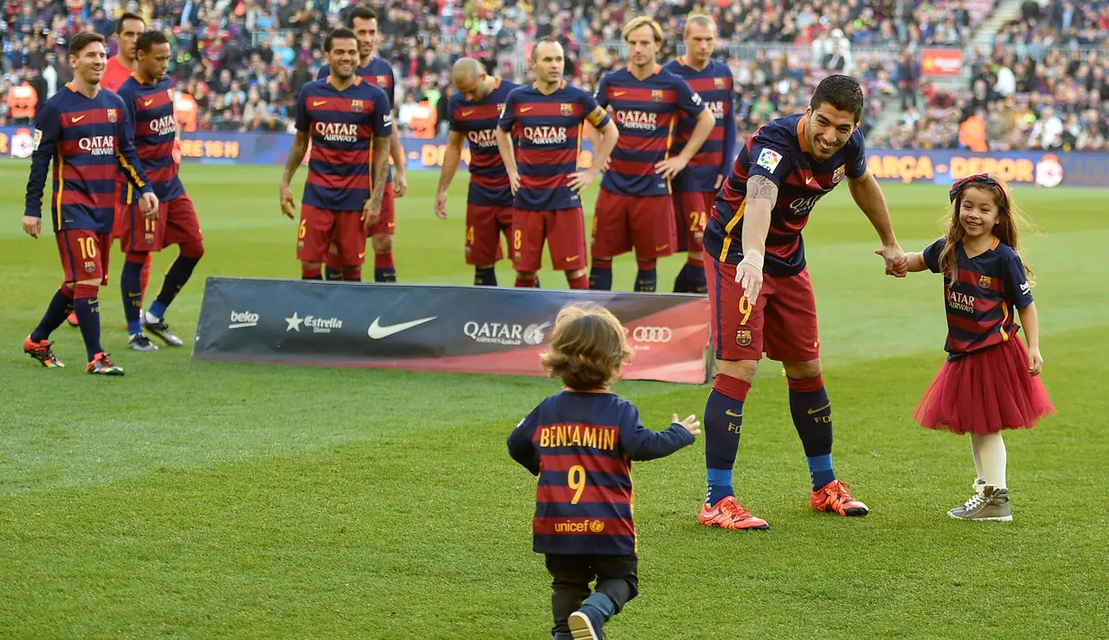 Luis Suarez bersama anak-anaknya jelang melawan Real Sociedad dalam lanjutan La Liga Spanyol di Stadion Camp Nou, Barcelona, (28/11/2015). (AFP Photo/Lluis Gene)