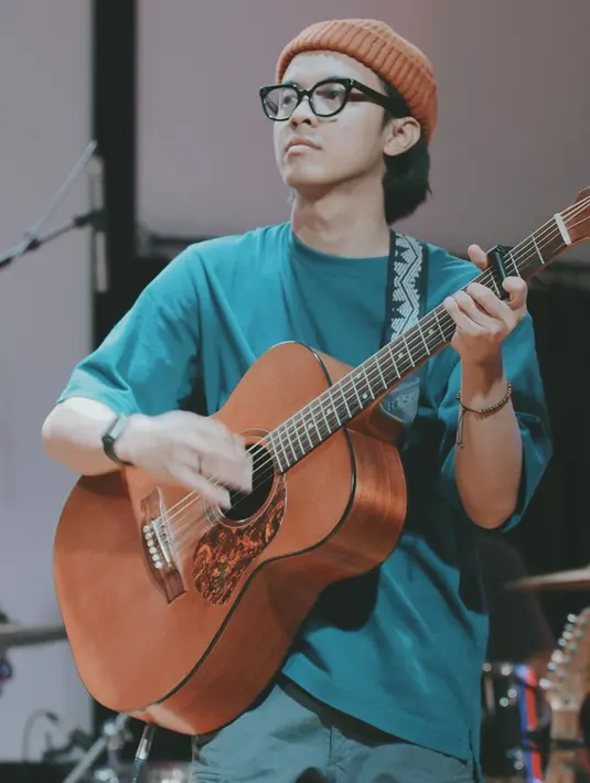 Tak hanya layar lebar, dirinya juga masih sering terlihat di atas panggung untuk tampil bermusik. Seperti yang diketahui, kalau Bisma juga tengah disibukkan dengan menciptakan mini album solonya. Melalui jalur indie ini, dirinya makin terlihat bebas dalam bergaya. (Liputan6.com/IG/@sibisma)
