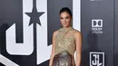 Aktris Gal Gadot berpose di karpet merah saat tiba menghadiri pemutaran perdana film produksi Warner Bros 'Justice League' di Teater Dolby di Hollywood, California, AS (13/11). (Neilson Barnard/Getty Images North America/AFP