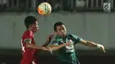 Pemain Timnas Indonesia U-19, Feby Eka Putra berebut bola dengan pemain PSS Sleman saat laga uji coba di Stadion Maguwohardjo, Sleman, Sabtu (12/8). Laga berakhir imbang 2-2. (Liputan6.com/Helmi Fithriansyah)