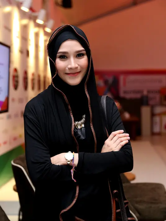 Saat menghadiri ajang Jakarta Fashion Week 2015, Zaskia menjelaskan tentang kehamilan yang dialaminya. (Andy Masela/Bintang.com)