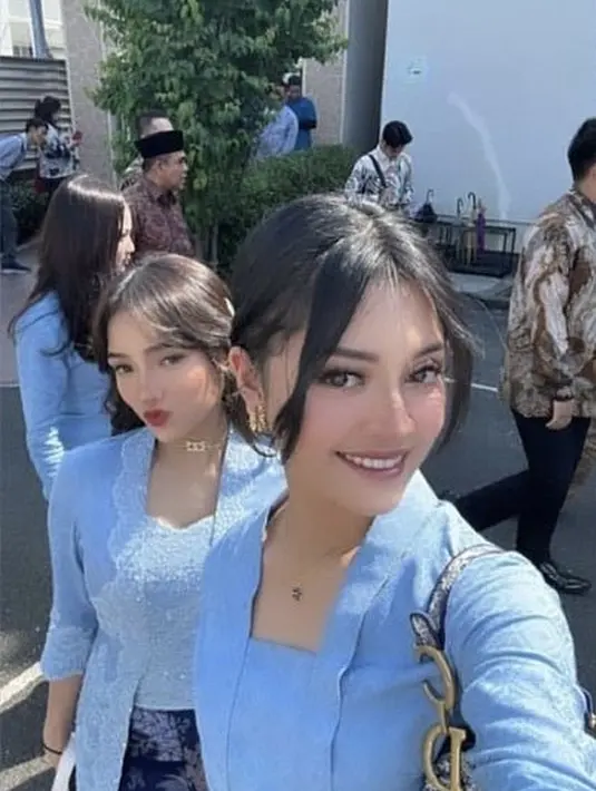 Kebaya biru tersebut dibuat oleh Delmora. Menariknya kebaya tersebut dikonsultasikan secara online oleh desainer Delmora. [@fuji_an]