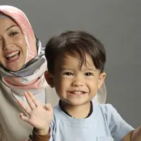 Setelah resmi menjadi seorang ibu, Revalina S Temat mulai mengurangi kegiatannya menjalani syuting. Baik film maupun sinetron. Meski sang suami membebaskannya. Salah satu yang membuatnya berat adalah meninggalkan buah hatinya. (Bambang E. Ros/Bintang.com)