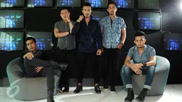 Gaya grup band Hijau Daun saat mengikuti sesi pemotretan di Liputan6.com, Jakarta, Kamis (7/1/2016). Hijau Daun merilis 4 buah single terbaru sekaligus setelah sempat vakum di industri musik Tanah Air beberapa tahun terakhir (Liputan6.com/Helmi Afandi)