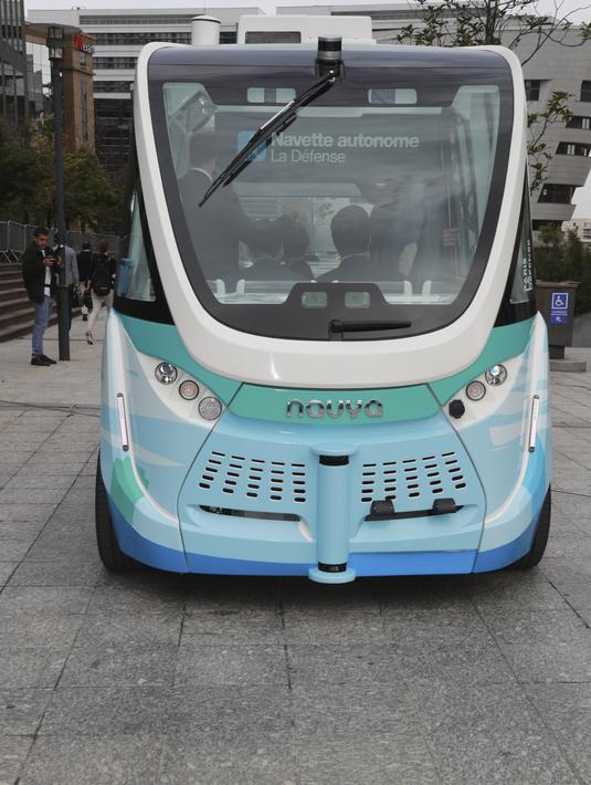 Rute bus kecil ini sebagai shuttle antara gedung perkantoran di kawasan bisnis Paris, Paris, Prancis, Senin (3/7). (AFP Photo/Jacques Demarthon)