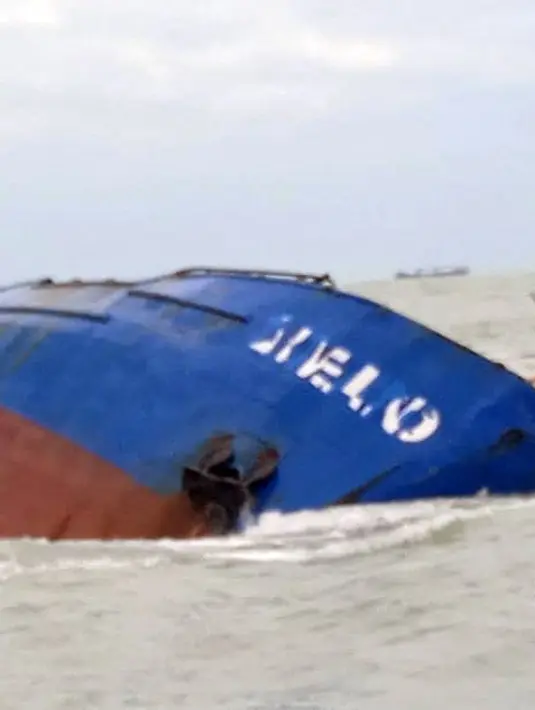 Kapal Xelo yang tenggelam di Teluk Gabes, Tunisia (17/4/2022). Kapal tanker yang membawa 750 ton bahan bakar diesel dari Mesir ke Malta tenggelam pada (16/4) di lepas pantai tenggara Tunisia, tetapi para pejabat mengatakan tumpahan besar kemungkinan akan dihindari. (AFP/Tunisian Defence Ministry)