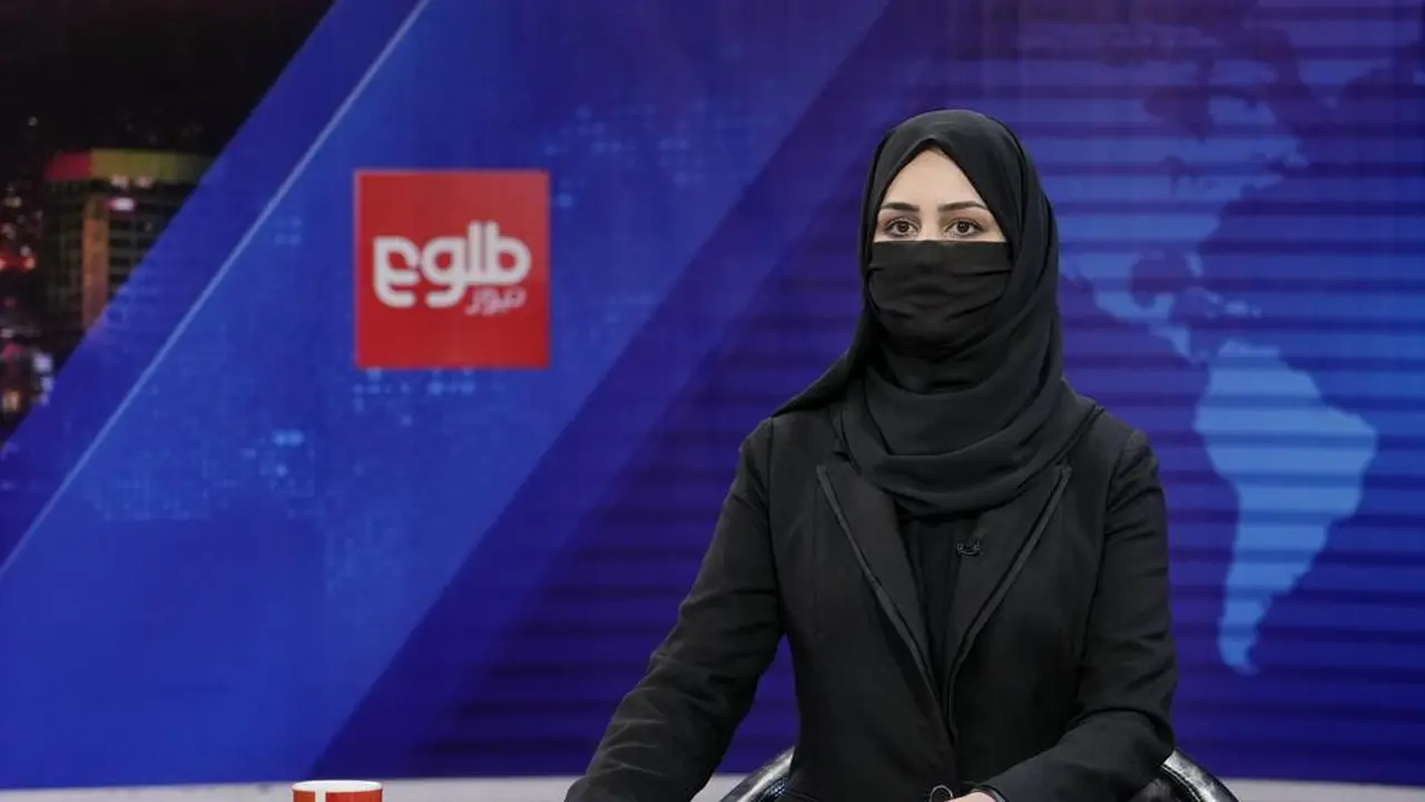 Khatereh Ahmadi, seorang presenter TOLO News di Kabul, Afghanistan hari Minggu (22/5/2022) mengudara dengan wajah tertutup. (AP)