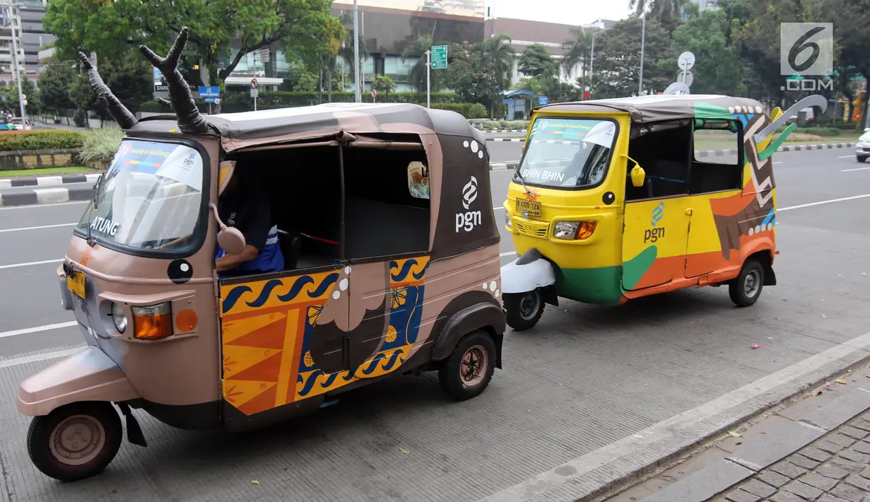 Sejumlah bajaj bermotif maskot Asian Games melintas di kawasan Monas, Jakarta Pusat, Kamis (17/5). Kehadiran bajaj tersebut dalam rangka promosi dan sosialisasi penyelenggaraan Asian Games 2018 pada Agustus mendatang. (LIputan6.com/Arya Manggala)