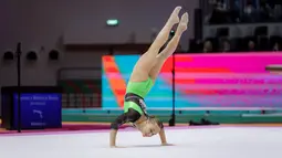 Pesenam asal Russia, Angelina Melnikova beraksi pada nomor senam lantai kategori All-Around putri Kejuaraan Dunia Gimnastik 2025 di Indonesia Arena, Senayan, Jakarta, Kamis (23/10/2025). (Bola.com/Bagaskara Lazuardi)