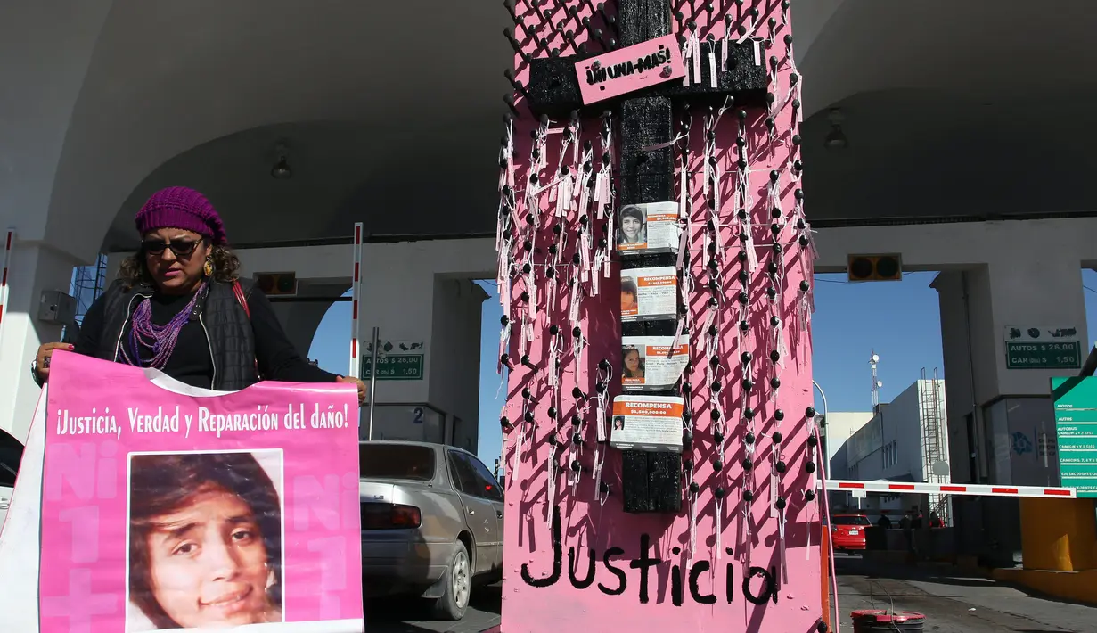 Aktivis membawa foto Jocelyn Calderon Reyes yang hilang pada 30 Desember 2013 di Jembatan Internasional Paso del Norte, Ciudad Juarez, Chihuahua, Meksiko, Rabu (7/3). Aksi ini menghormati Hari Wanita Internasional atau Women's Day. (HERIKA MARTINEZ/AFP)
