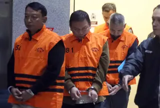 Wakil Ketua Pengadilan Negeri Depok, Bambang Setyawan (kedua kiri) berjalan menuju mobil tahanan di Gedung Merah Putih Komisi Pemberantasan Korupsi (KPK), Jakarta, Sabtu (7/2/2026). (Liputan6.com/Helmi Fithriansyah)