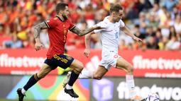 Pemain Spanyol Inigo Martinez mengejar pemain Republik Ceko Jan Kuchta (kanan) pada pertandingan sepak bola UEFA Nations League di Stadion La Rosaleda, Malaga, Spanyol, 12 Juni 2022. Spanyol menang 2-0. (AP Photo/Jose Breton)