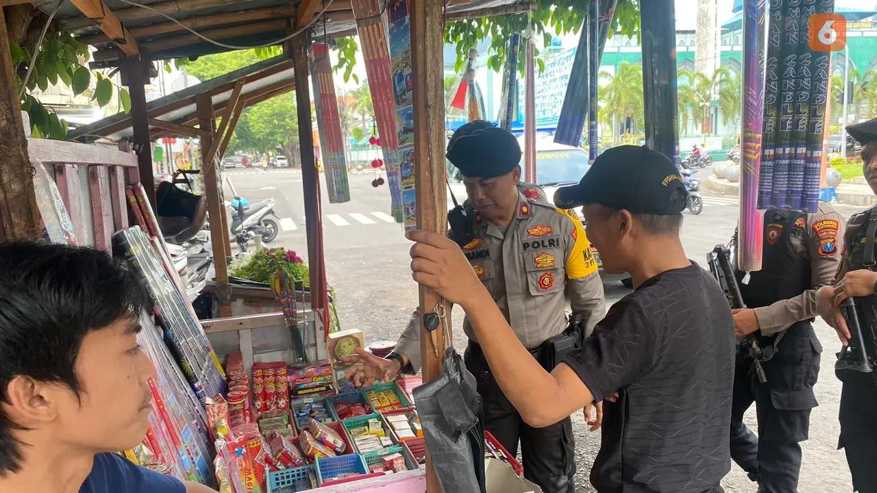 Jajaran Samapta Polresta Banyuwangi melakukan razia petasan di sejumlah pasar di Banyuwangi jelang malam pergantian tahun 2022 ke 2023 (Hermawan Arifianto/Liputan6.com)