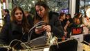 Pembeli memilih tas yang dibanderol diskon selama perayaan Black Friday di Macy Herald Square, New York, Kamis (24/11). Black Friday adalah tradisi hari belanja terbesar tahunan di Amerika sehari setelah Thanksgiving. (STEPHANIE KEITH/GETTY IMAGES/AFP)
