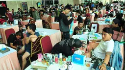 Sejumlah seniman dan pencinta tato saat mengikuti Event tato di salah satu Mal di Jakarta, Sabtu (23/9). Event tato terbesar Se-Jakarta ini sudah ke empat kalinya di adakan. (Liputan6.com/Helmi Afandi)
