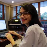 Santi Sardi, mantan penyanyi cilik yang terkenal dengan lagu Bang Bing Bung hadir menyapa penggemarnya di BBM Live Chat. Ditemani oleh para sahabatnya, Santi menjawab kondisi kesehatannya saat berinteraksi dengan penggemarnya. (Deki Prayoga/Bintang.com)