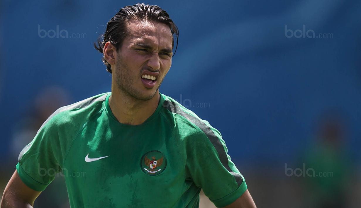 Striker Timnas Indonesia, Ezra Walian, saat latihan di Padang Kelab Aman, Kuala Lumpur, Rabu (16/8/2017). Indonesia akan menghadapi Filipina pada laga kedua Grup B SEA Games 2017. (Bola.com/Vitalis Yogi Trisna)