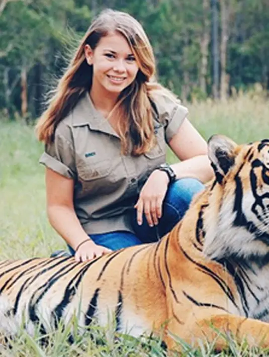 Meski sudah tumbuhdewasa dan menjelma jadi bidadari cantik, Bindi Irwin tetap mengenang sang ayah yang sangat menyayanginya. (Via Instagram/@bindisueirwin)