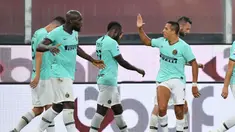 Pemain Inter Milan Alexis Sanchez (kanan) merayakan golnya ke gawang Genoa pada pertandingan Serie A di Stadion Luigi Ferraris, Genoa, Italia, Sabtu (25/7/2020. Inter Milan mengalahkan Genoa 3-0. (Tano Pecoraro/LaPresse via AP)
