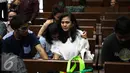 Damayanti Wisnuputranti dipeluk anaknya saat menjalani sidang pembacaan tuntutan di Pengadilan Tipikor Jakarta, Senin (29/8). Damayanti tak bisa menyembunyikan kesedihannya saat mengikuti sidang pembacaan tuntutan. (Liputan6.com/Faizal Fanani)