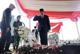 Penghormatan Terakhir Menhan Sjafrie Sjamsoeddin untuk Mayor Zulmi di Taman Makam Pahlawan Cikutra (Biro Infohan Setjen Kemhan)