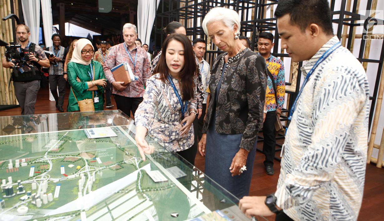 Managing Director IMF Christine Lagarde melihat maket pembangunan saat berkunjung ke Paviliun Indonesia di arena pertemuan IMF-Bank Dunia, Bali, Rabu (10/10). (Liputan6.com/Angga Yuniar)