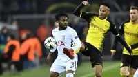 Duel pemain Tottenham, Danny Rose (kiri) dan pemain Dortmund, Pierre-Emerick Aubameyang pada laga grup H Liga Champions di Signal Iduna Park, Dortmund, (21/11/2017).  Tottenham menang 2-1. (AP/Martin Meissner)