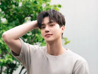 Song Kang berpose keren dengan model rambut comma hair. Aktor yang mendapat julukan pemuja kupu-kupu ini terlihat menawan meski dengan rambut yang sedikit berantakan. (Instagram/@songkang_b)
