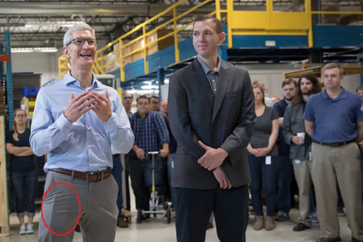 Tim Cook mengantongi perangkat yang diduga iPhone 8