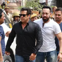 Salman Khan harus merasakan dinginnya penjara lantaran kesalahannya yang dilakukan 20 tahun silam. Saat itu, aktor ternama Bollywood ini melakukan perburuan dan membunuh hewan langka yang dilindungi. (AP/Sunil Verma)