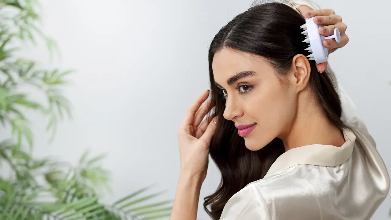 5 Kebiasaan Sepele yang Bisa Merusak Akar Rambut - Cover
