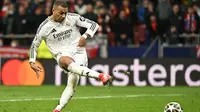 Kylian Mbappe mengeksekusi penalti yang berbuah gol saat Atletico Madrid menjamu Real Madrid pada leg 2 babak 16 besar Liga Champions 2024/2025 di Estadio Wanda Metropolitano, Kamis (13/3/2025) dini hari WIB. (JAVIER SORIANO / AFP)