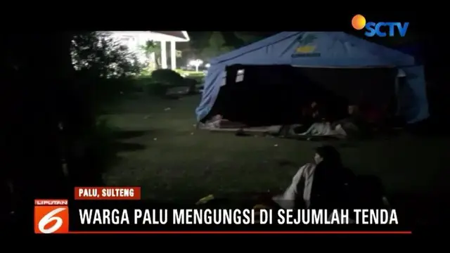 Korban gempa di Palu masih trauma untuk kembali ke rumah mereka. Warga lebih memilih bertahan di tenda pengungsian meski tak ada penerangan.