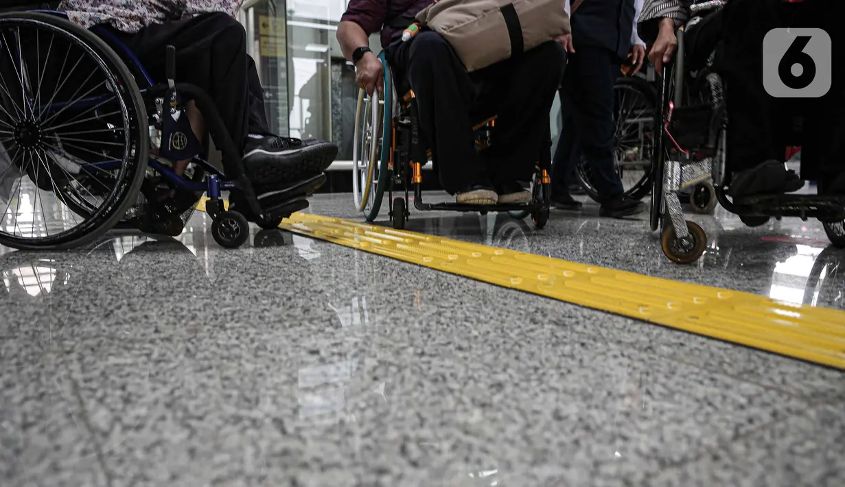 Penyandang disabilitas menjajal fasilitas di Stasiun Jatinegara, Jakarta, Jumat (3/12/2021). KAI Commuter berupaya memperbaiki layanan perkeretaapian, termasuk meningkatkan aksesibilitas di kereta dan stasiun. (Liputan6.com/Faizal Fanani)