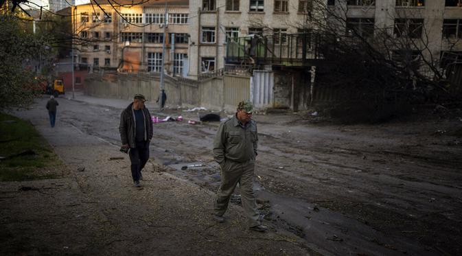 <p>Orang-orang berjalan melewati lokasi ledakan di Kiev, Ukraina, Jumat (29/4/2022). Rusia menyerang Kiev tak lama setelah pertemuan antara Presiden Ukraina Volodymyr Zelenskyy dan Sekretaris Jenderal PBB António Guterres pada Kamis malam. (AP Photo/Emilio Morenatti)</p>
