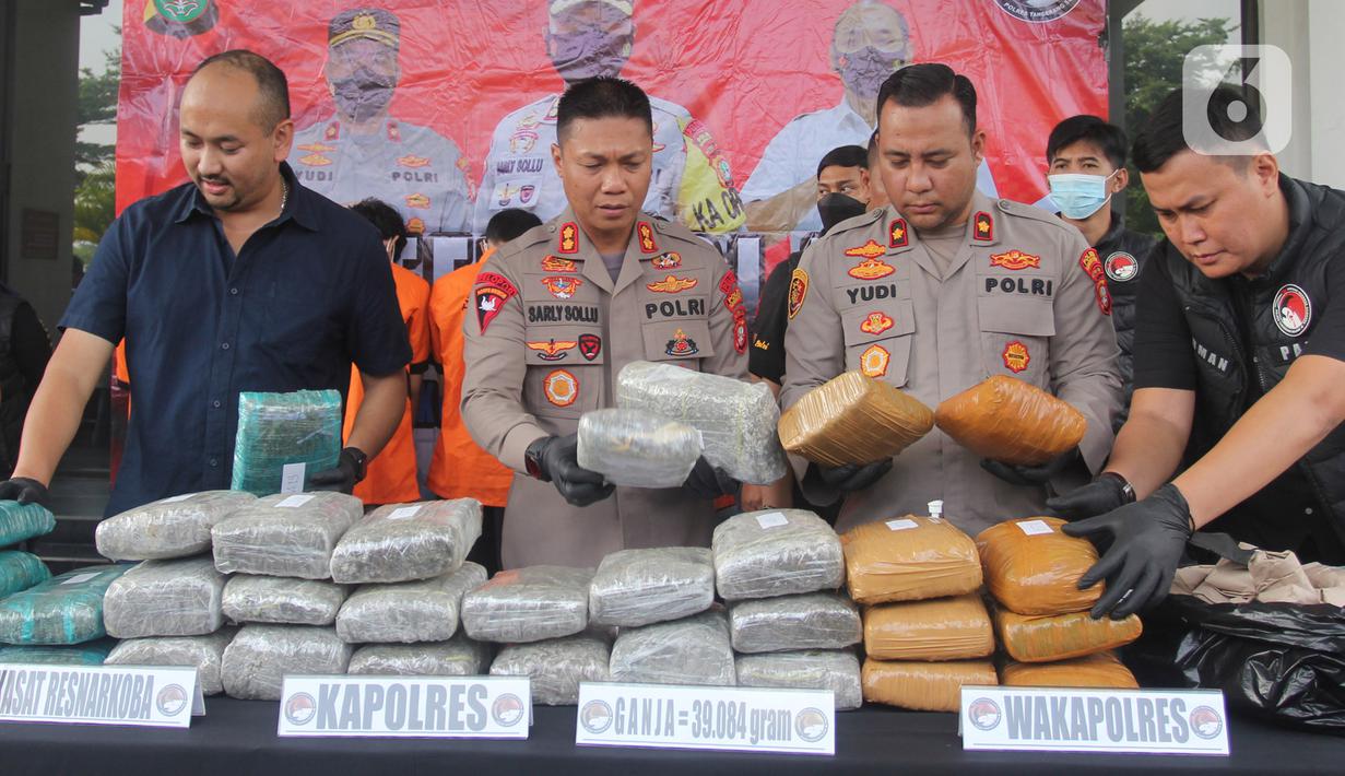 Kapolres Tangerang Selatan AKBP Sarly Sollu menunjukkan barang bukti ganja sebanyak 39 kilogram asal Sumatera saat konferensi pers pengungkapan kasus narkotika di Polres Tangerang Selatan, Banten, Rabu (20/7/2022). Dalam kasus peredaran ganja tersebut sebanyak empat tersangka diringkus di daerah Cipinang Besar Selatan, Jakarta Timur, yang merupakan jaringan dari Aceh. (merdeka.com/Arie Basuki)