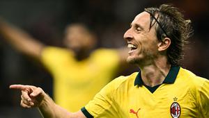Pemain AC Milan, Luka Modric, merayakan gol yang dicetaknya ke gawang Bologna pada pekan 3 Liga Italia Serie A di Stadion San Siro, Senin (15/9/2025) dini hari WIB. (Stefano RELLANDINI / AFP)
